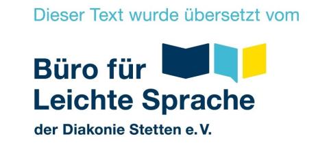 Das Logo zeigt den Schriftzug "Dieser Text wurde übersetzt vom Büro für Leichte Sprache der Diakonie Stetten e.V." und drei Farbflächen in dunkelblau, türkis und gelb, die aufgeschlagene Bücher symbolisieren.. 